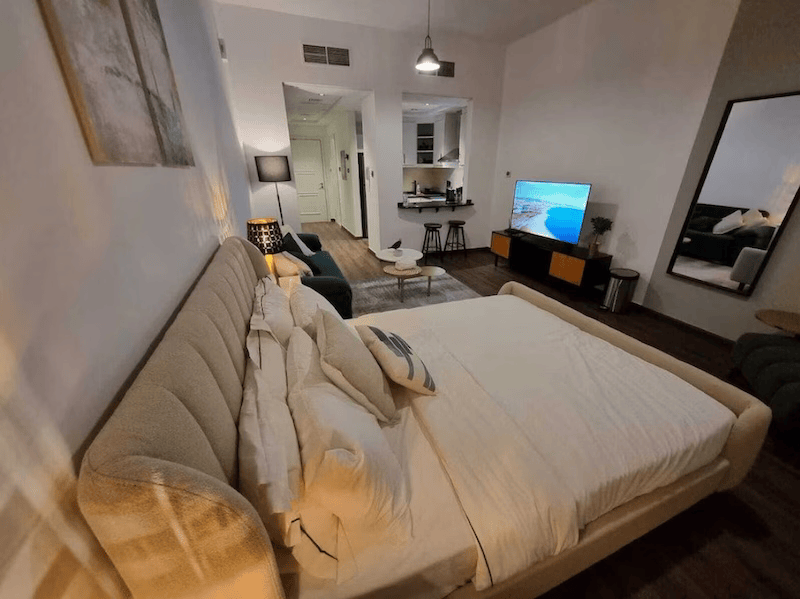 
								Upscale studio at Discovery Gardens – 4 minutes walk to metro full									
